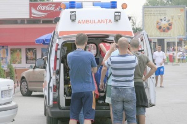 Mort de beat, a intrat într-un panou din mijlocul drumului